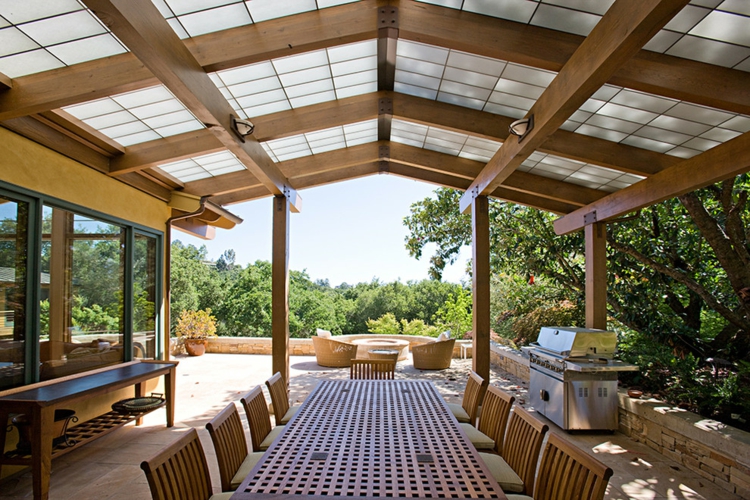 terrasse-couverte-bois-panneaux-acryliques-barbecue-inox