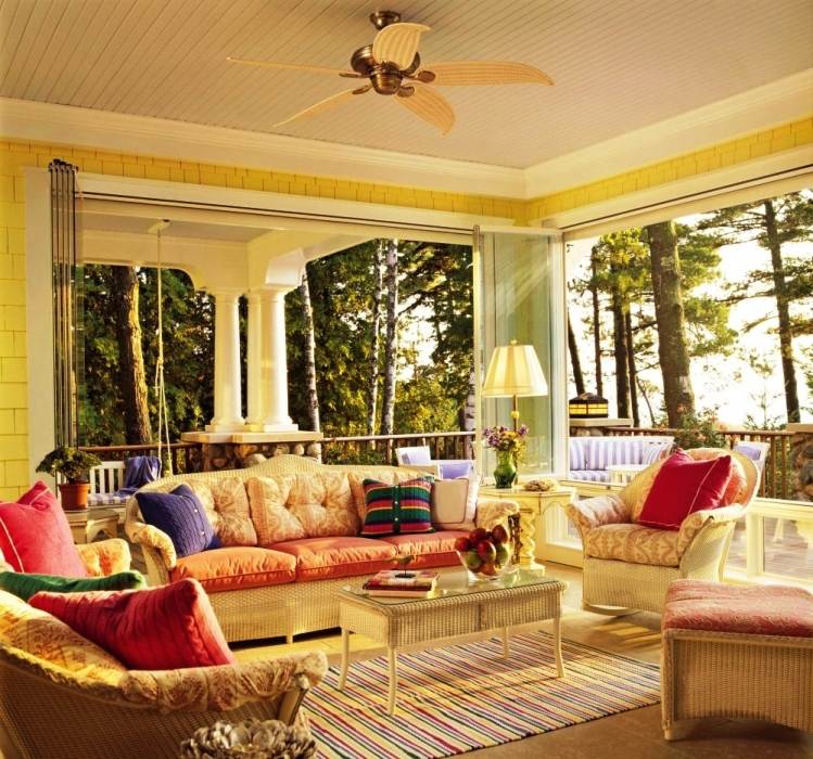 terrasse-couverte-porche-balcon-mobilier-canape-fauteuils