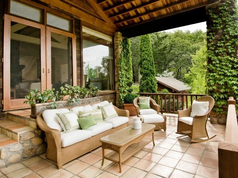 terrasse-couverte-porche-chaise-bascule-canape-droit-table-basse