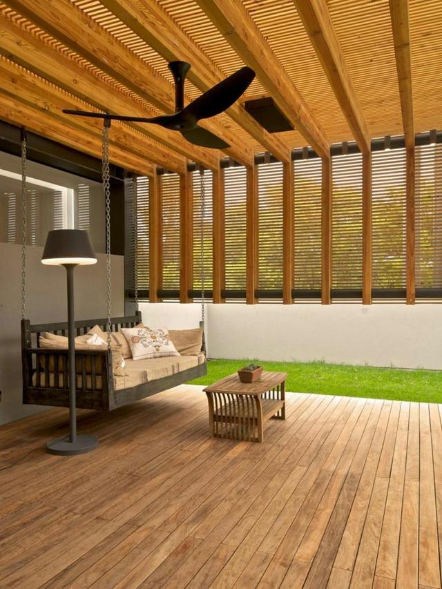 terrasse en bois balancelle-lampe-petite-table-basse-rectangulare