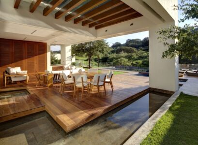 terrasse-en-bois-couverte-coin-repas-pelouse