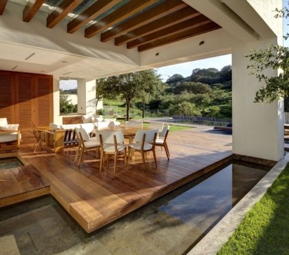 terrasse-en-bois-couverte-coin-repas-pelouse