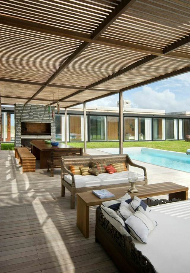 terrasse-en-bois-couverte-meubles-canape-droi-table-rectangulaire