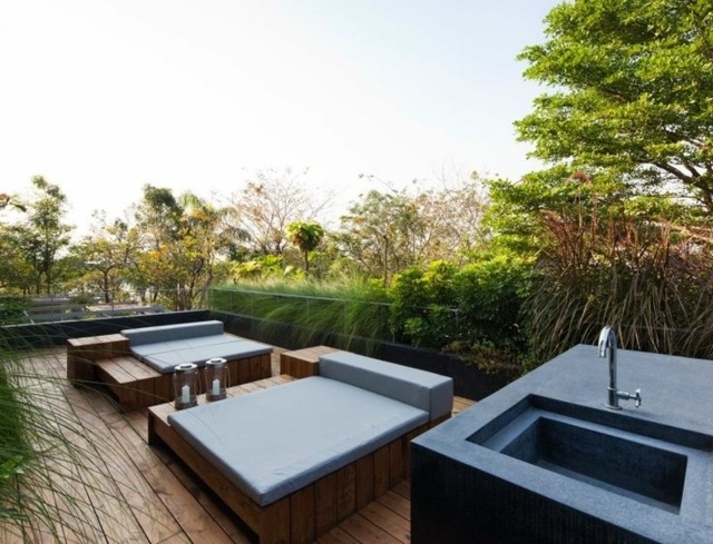 terrasse-en-bois-meubles-lavabo-vegetation-abondante