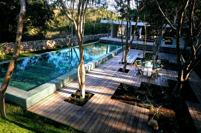 terrasse-en-bois-piscine-rectangulaire-arbres