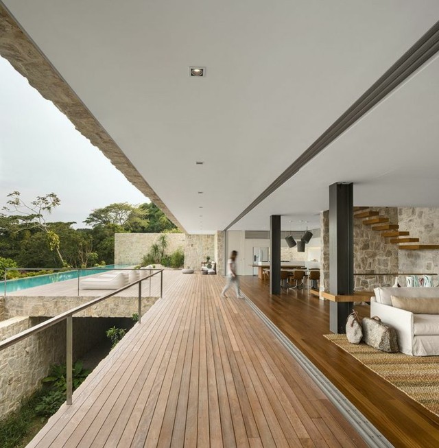terrasse-en-bois-piscine-rectangulaire-meubles