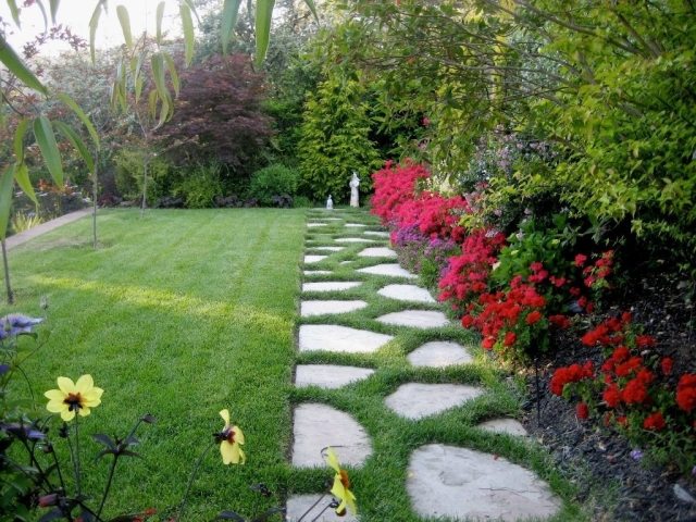 terrasse-et-jardin-allee-pierre-fleurs-pelouse