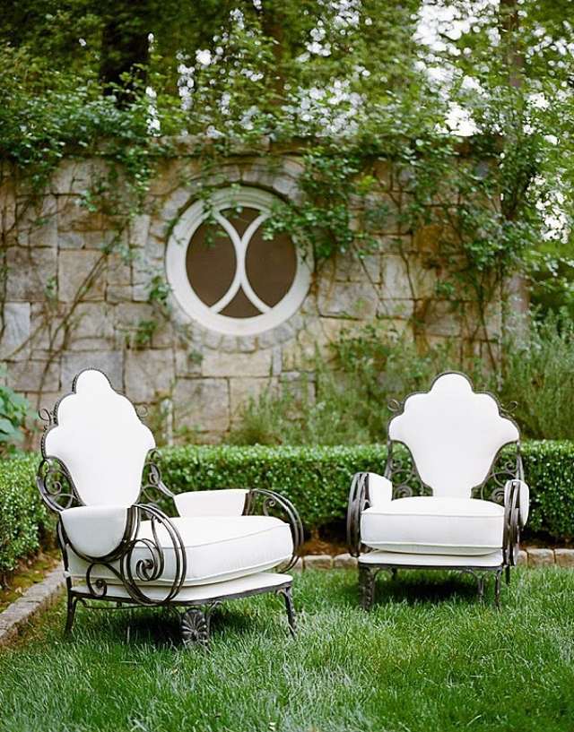 terrasse-et-jardin-coin-de-detente-fauteuils-fer-forge-pelouse