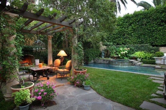 terrasse-et-jardin-pelouse-piscine-rectangulaire-coin-detente-pergola-bois