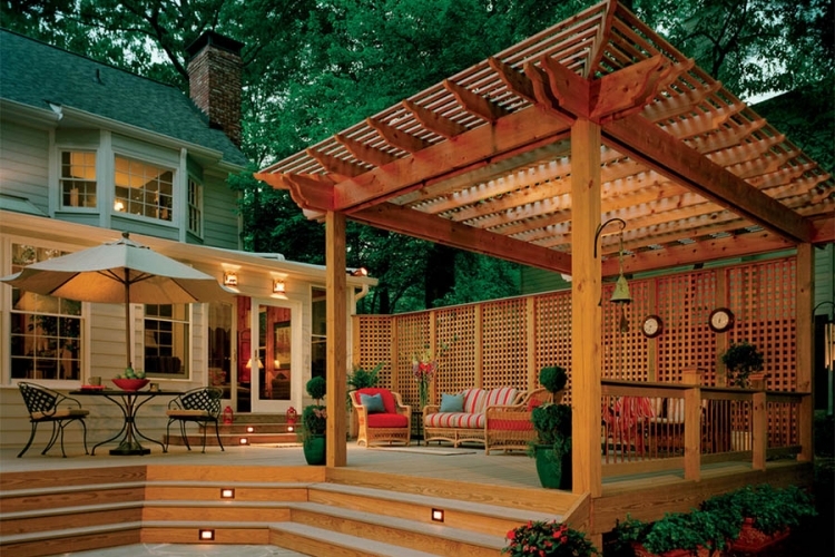 terrasse-extérieure-pergola-bois-coin-detente-parasol