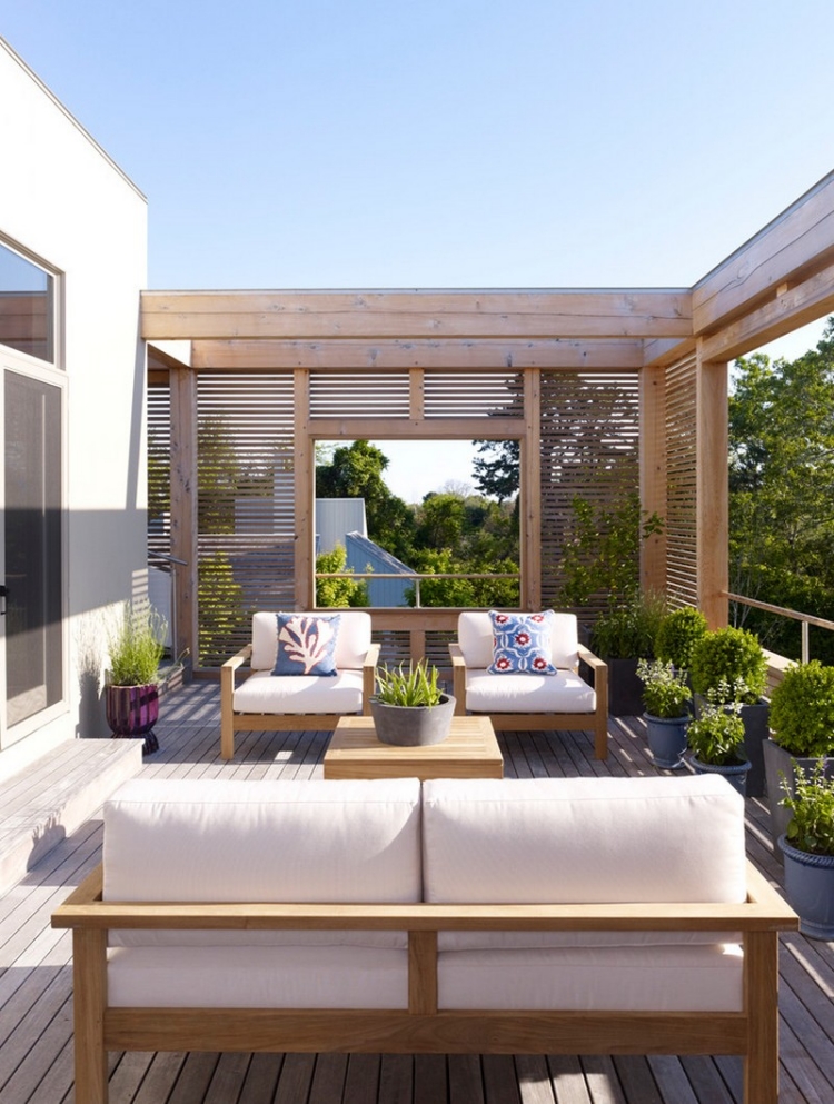 terrasse-extérieure-revetement-sol-bois-meubles-fauteuils-table-basse