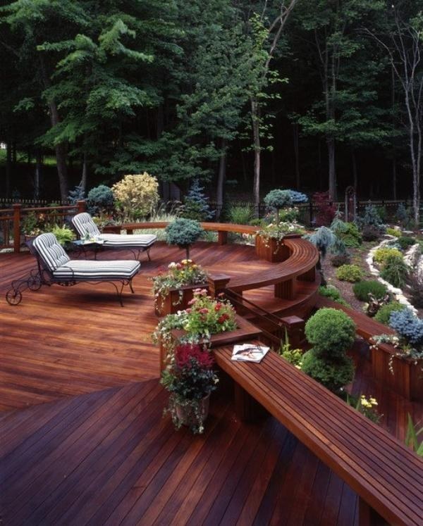 terrasse-extérieure-revetement-sol-chaises-longues-plantes-deco
