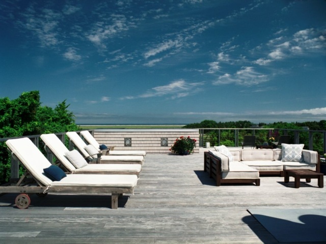terrasse-extérieure-revetement-sol-chaises-longues