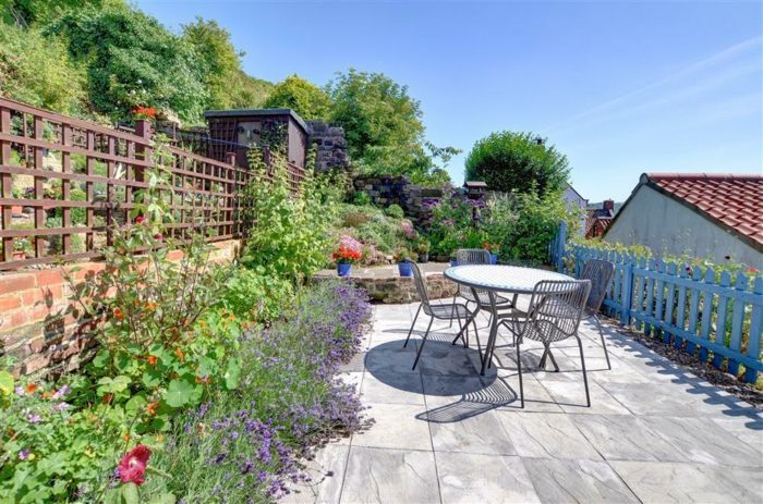 terrasse-jardin-aménagement-clôture-fleurs-table-chaises