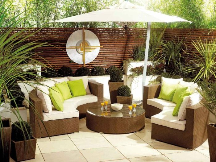 terrasse-jardin-aménagement-mobilier-rotin-coussins-parasol terrasse et jardin