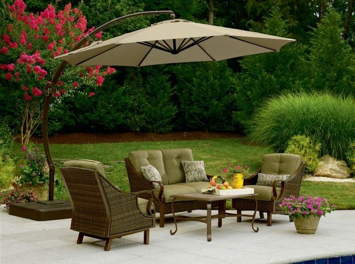 terrasse-jardin-aménagement-parasol-mobilier-rotin-fleurs