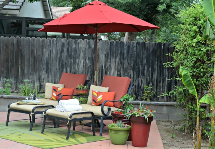 terrasse-jardin-aménagement-parasol-rouge-pots-tapis terrasse et jardin