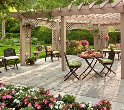 terrasse-jardin-aménagement-pergola-bois-mobilier-bois-fleurs