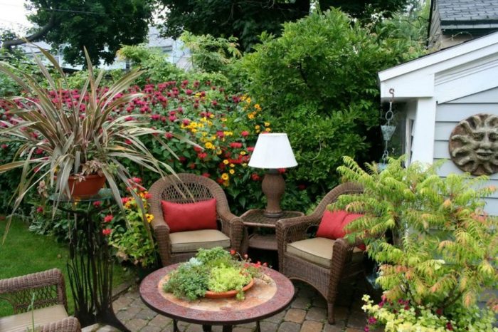 terrasse-jardin-aménagement-plantes-fleurs-mobilier-rotin terrasse et jardin