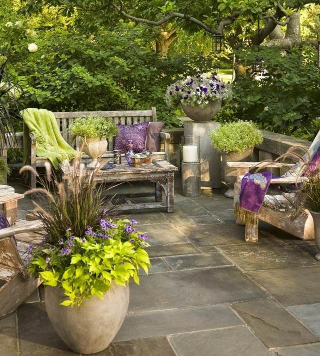 terrasse-pierre-fauteuils-table-banc-jardin-bois-vieilli