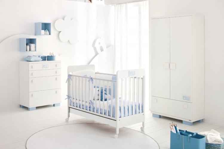 tour de lit -mobilier-chambre-bébé-blanc-accents-bleu-pastel