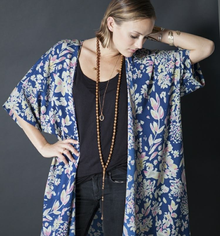 veste-kimono-bleue-motifs-fleurs-feuilles-top-noir