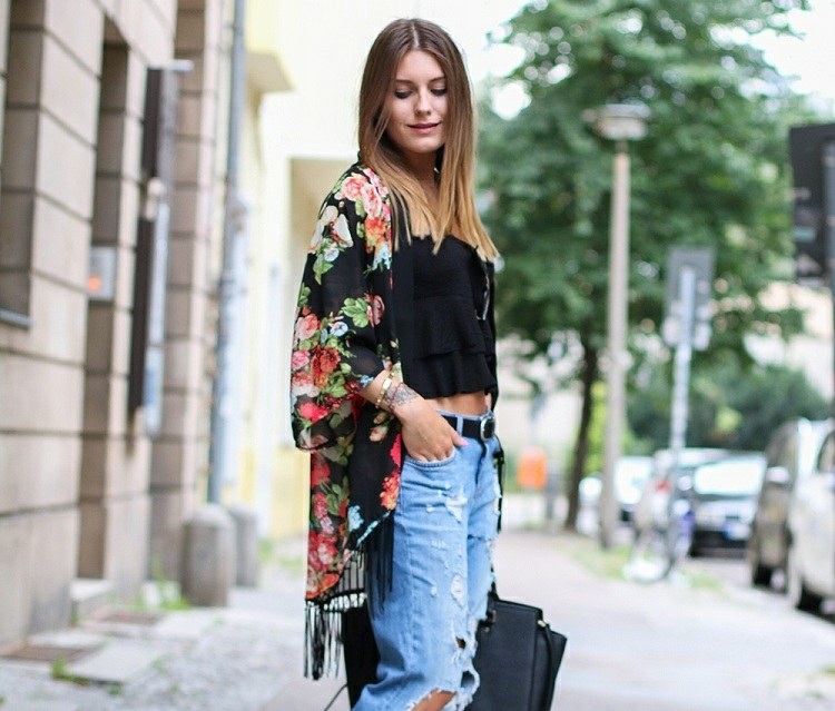 veste-kimono-franges-noir-motifs-fleurs-top-court-jeans