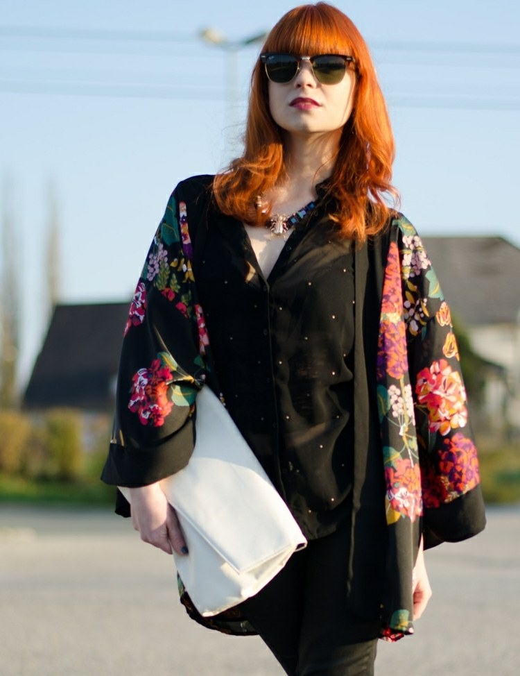 veste-kimono-noire-motifs-floraux-tenue-soirée