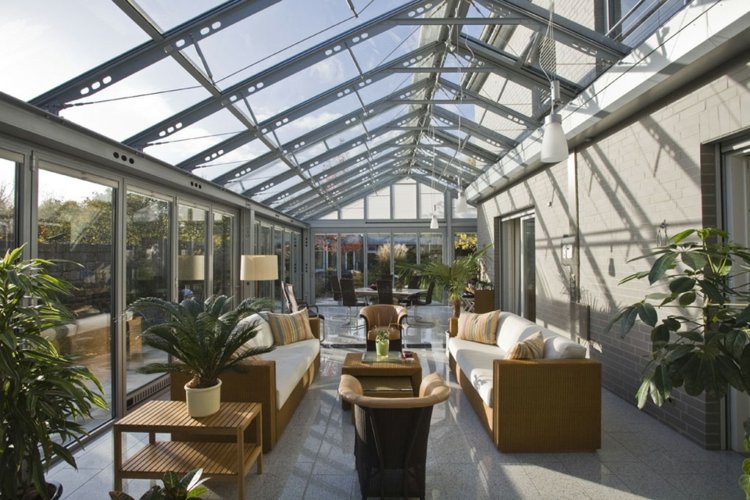 véranda en alu vitrée design moderne salon de jardin rotin plantes vertes