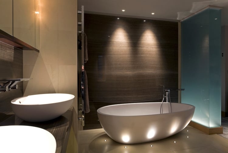 éclairage-salle-bains-LED-spots-encastrés-plafond-desssus-baignoire