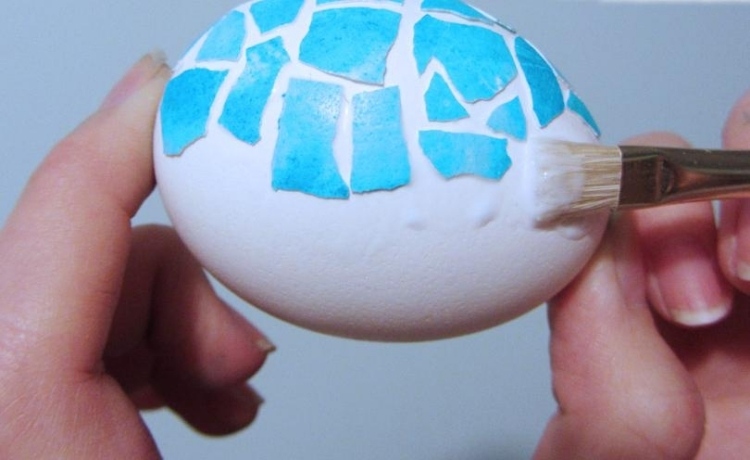 œufs de Pâques mosaïque colle-pinceau-peinture