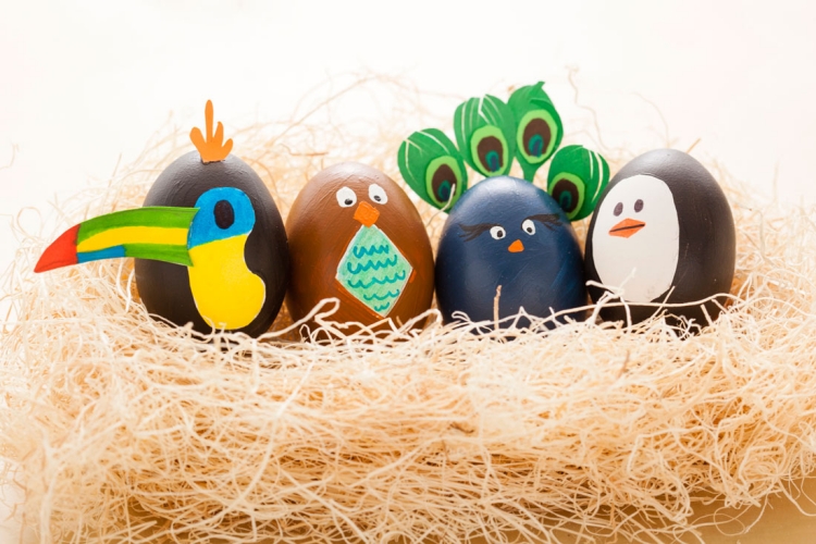 œufs de Pâques  animaux-pinguine-poussins-paon