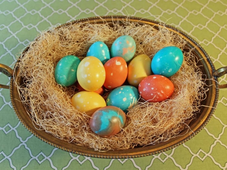 œufs-de-Pâques-couleurs-vives-marbres-panier