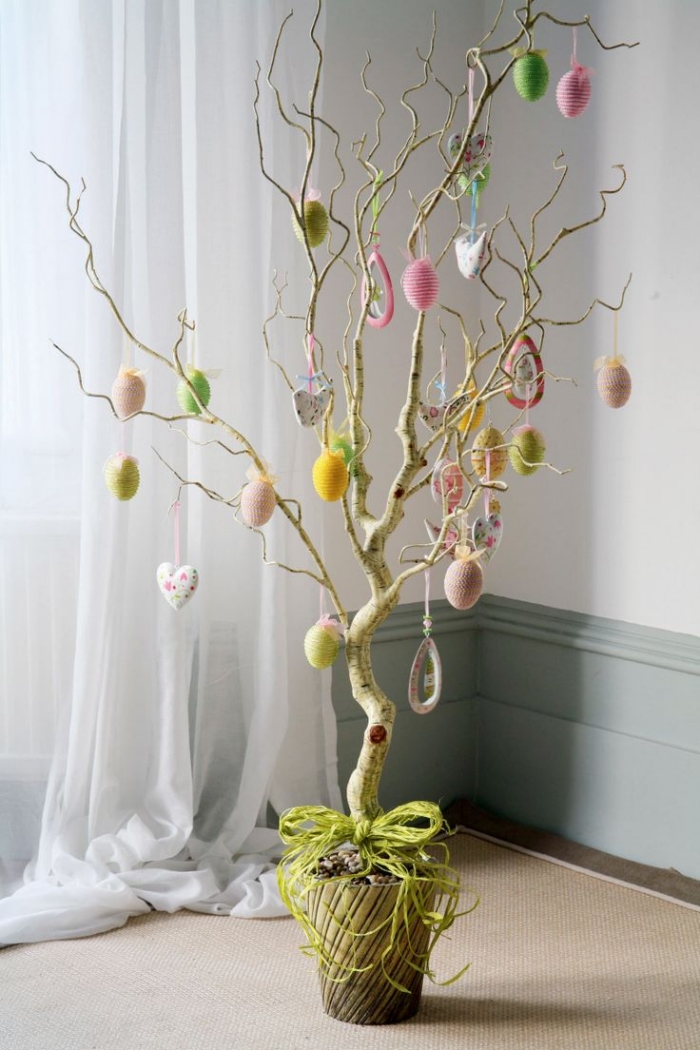 œufs-de-Pâques-suspendus-multicolore-arbre