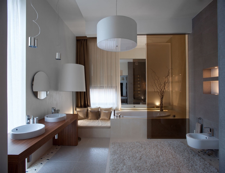 Idee-salle-de-bain-baignoire-tapis-banc-bois-lampe-plafond