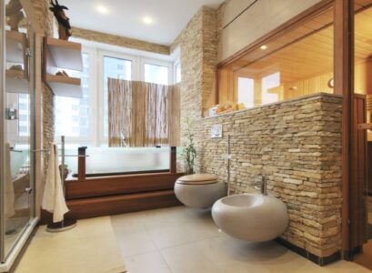 Idee-salle-de-bains-revetement-mural-pierre-toilettes-douche-eclairage-indirect