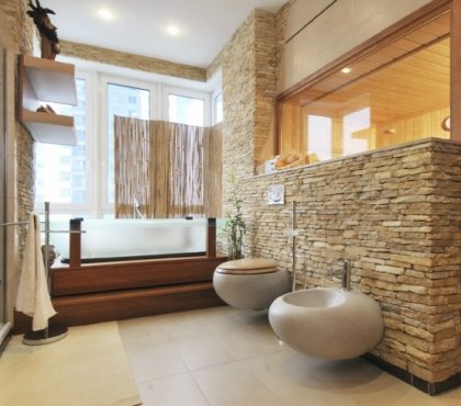 Idee-salle-de-bains-revetement-mural-pierre-toilettes-douche-eclairage-indirect