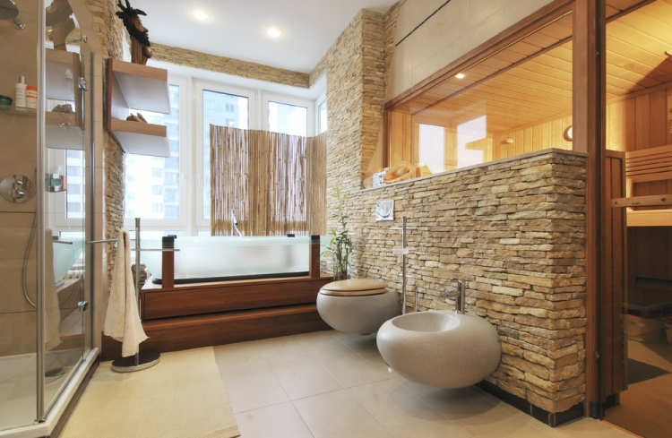 Idee-salle-de-bains-revetement-mural-pierre-toilettes-douche-eclairage-indirect