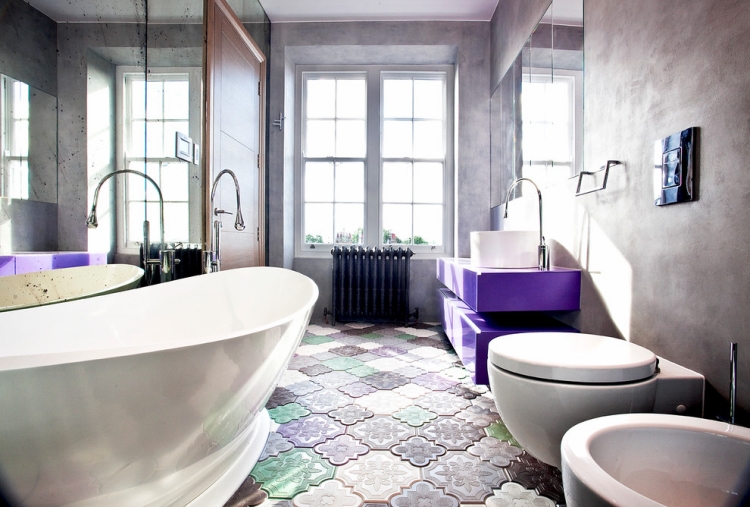 Idée salle de bains revetement-sol-motif-floral-baignoire-poser-ovale-evier-toilettes