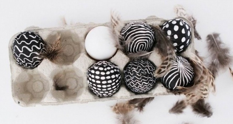 Pâques 2015 idées décoration-oeufs-noir-blanc-plumes