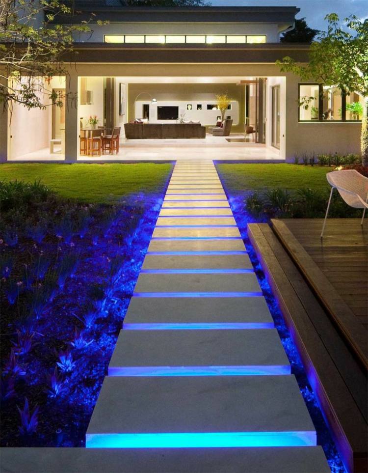 allée-jardin-lumineuse-cordons-extérieurs-LED-pas