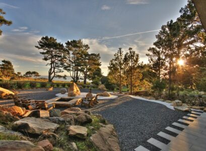 amenagement-jardin-de-rocaille-galets-dalle-rectangulaires