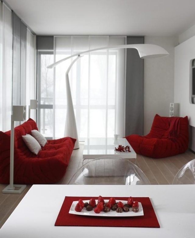 amenagement-salon-contemporain-canapé-fauteuil-rouge-lampe-sol