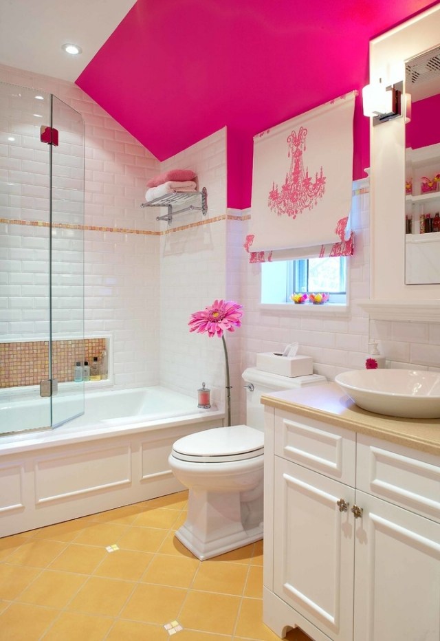aménagement-salle-bains-mansardée-blanc-rose-bonbon
