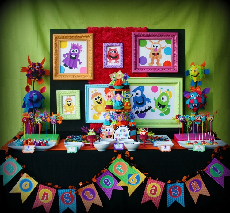 anniversaire enfant idées décoration-table-buffet-sucré-thème-monstres
