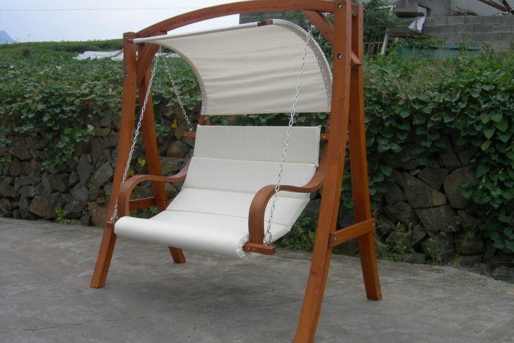 balancelle-de-jardin-materiau-bois