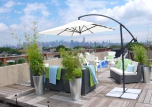 bambou-pot-terrasse-métalliques-cône-parasol-blanc
