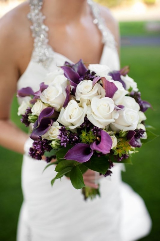 bouquet-mariée-arums-violets-roses-blanches-verdure