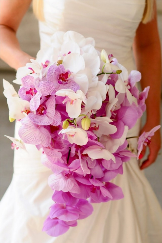 bouquet-mariée-cascade-entièrement-orchidées-blanches-roses