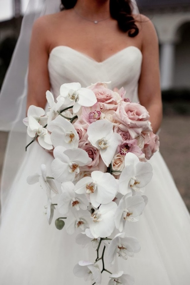 bouquet-mariée-cascade-orchidées-blanches-roses